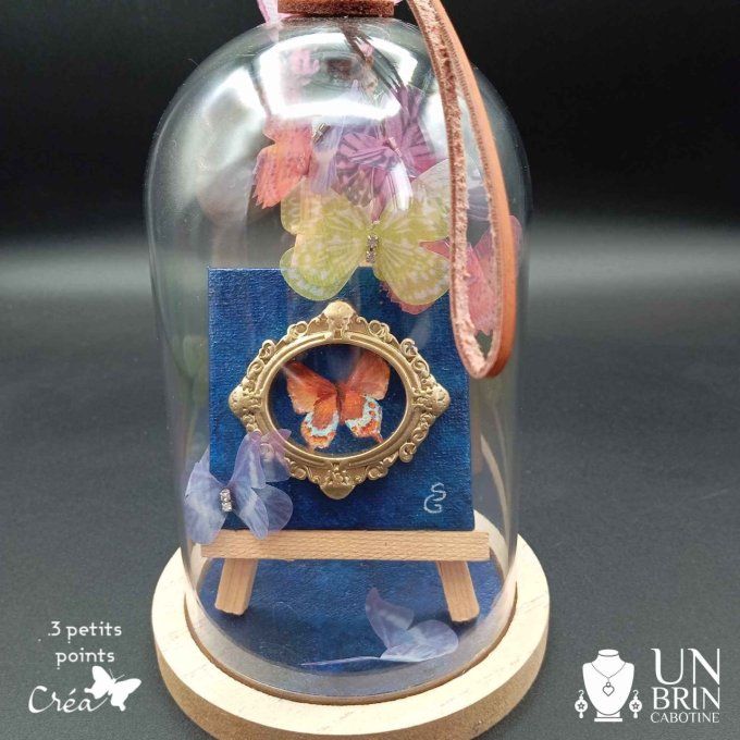 Collection de papillons, dans son globe.