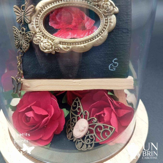 Collection de roses, dans son globe. 