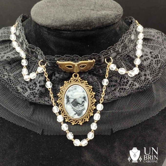 Collier chapelet et dentelle