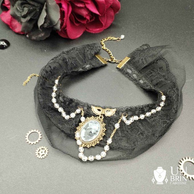 Collier chapelet et dentelle